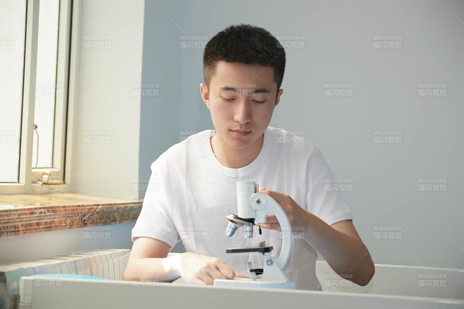 坐在教室里的帅气男青年图片