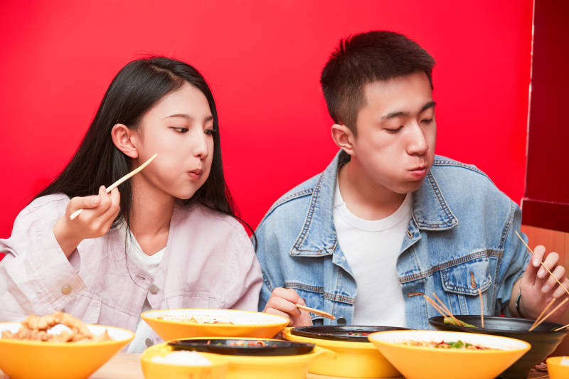 餐厅里吃饭的年轻情侣图片