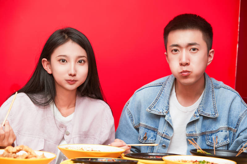餐厅里吃饭的年轻情侣图片