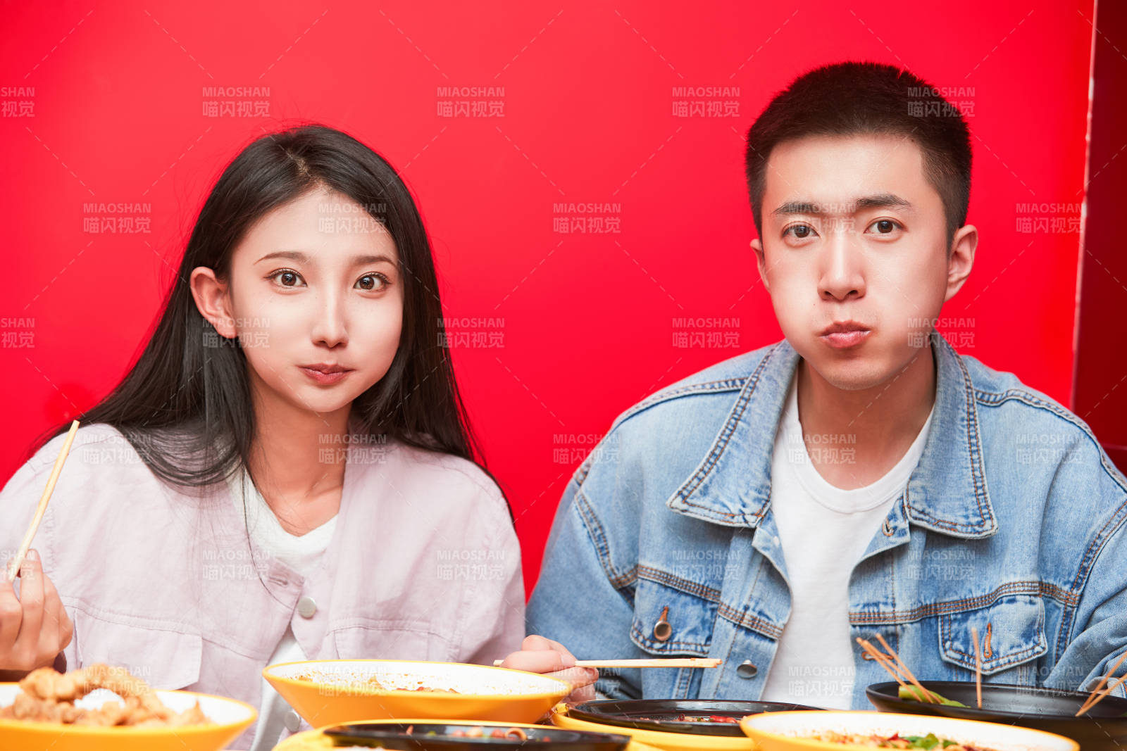 餐厅里吃饭的年轻情侣图片