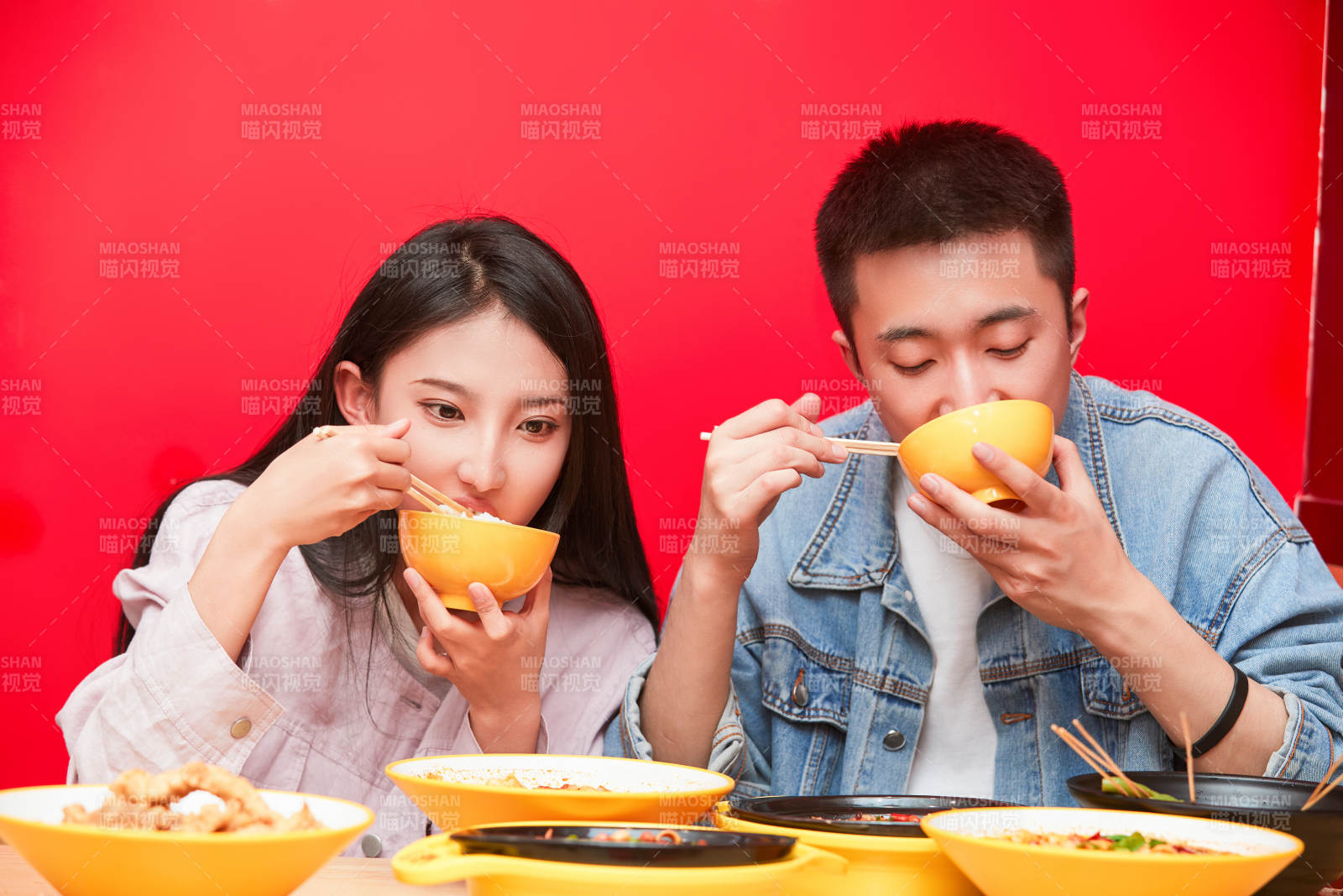 餐厅里吃饭的年轻情侣图片