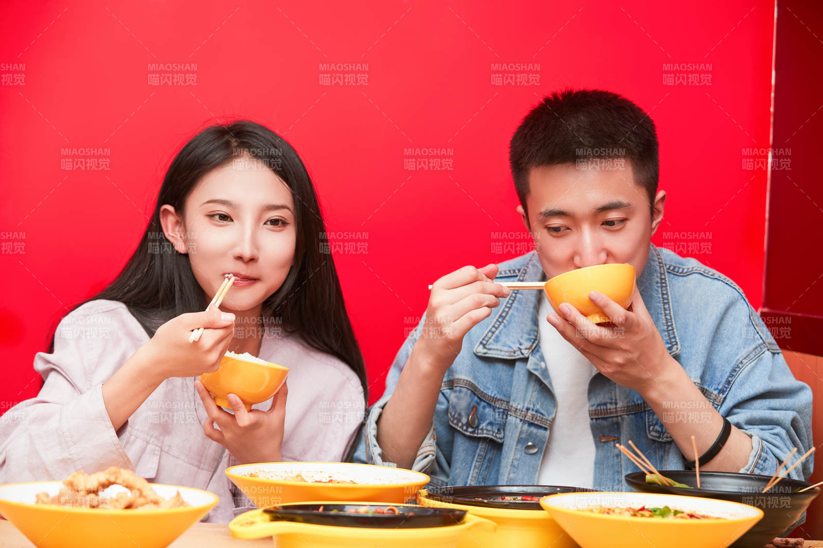 餐厅里吃饭的年轻情侣图片