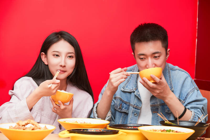 餐厅里吃饭的年轻情侣图片