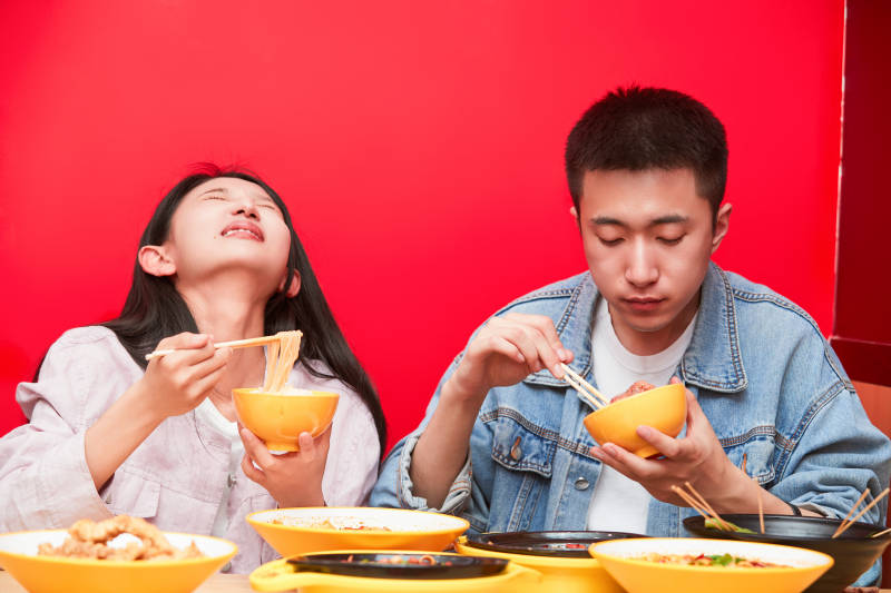 餐厅里吃饭的年轻情侣图片