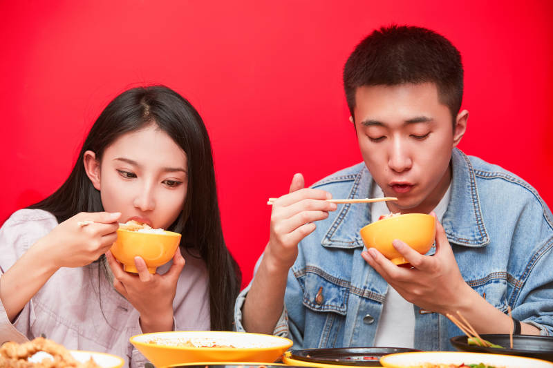 餐厅里吃饭的年轻情侣图片