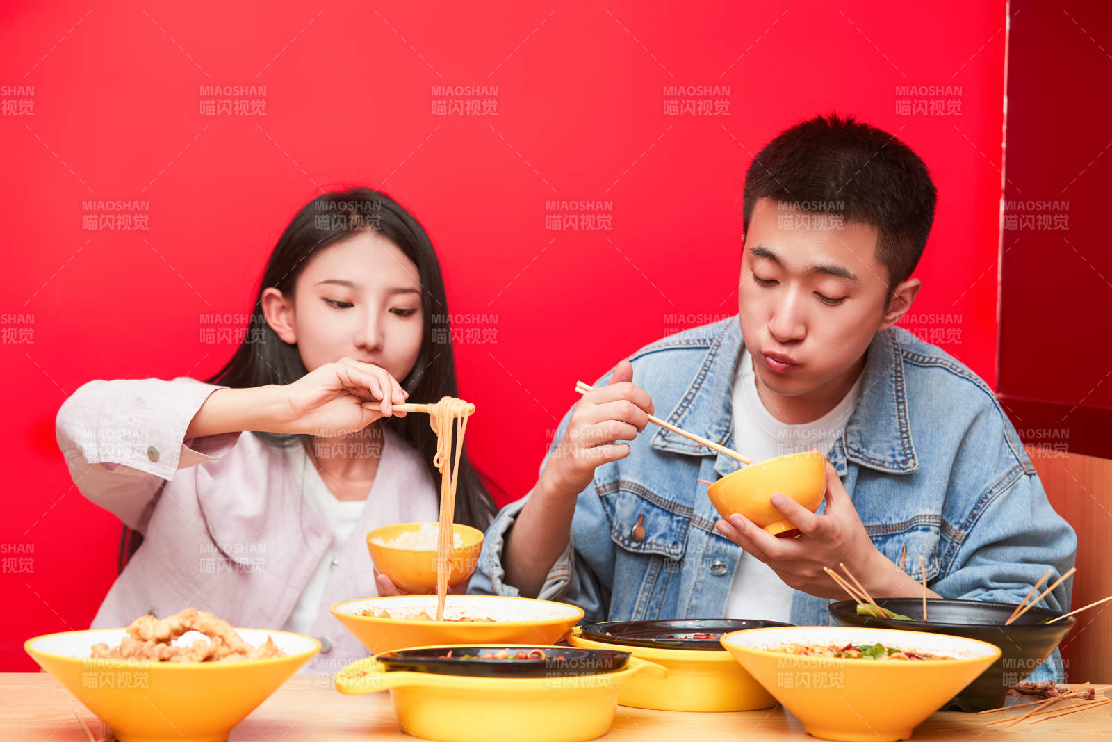餐厅里吃饭的年轻情侣图片