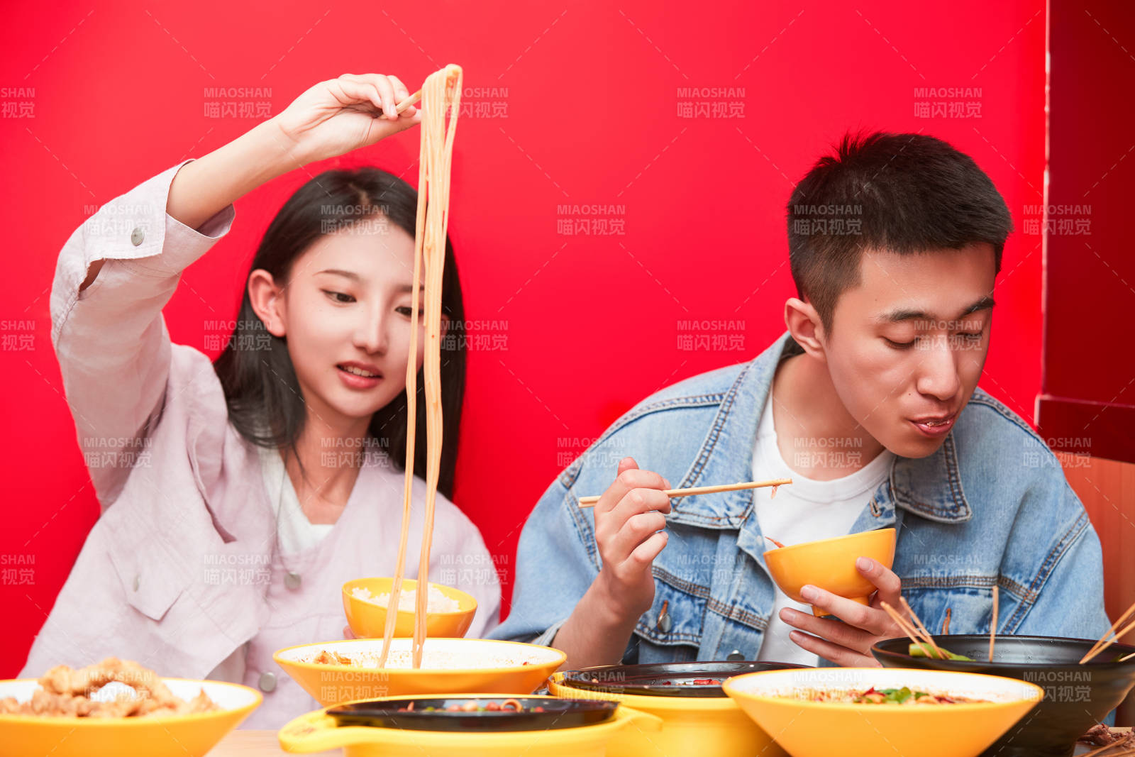 餐厅里吃饭的年轻情侣图片