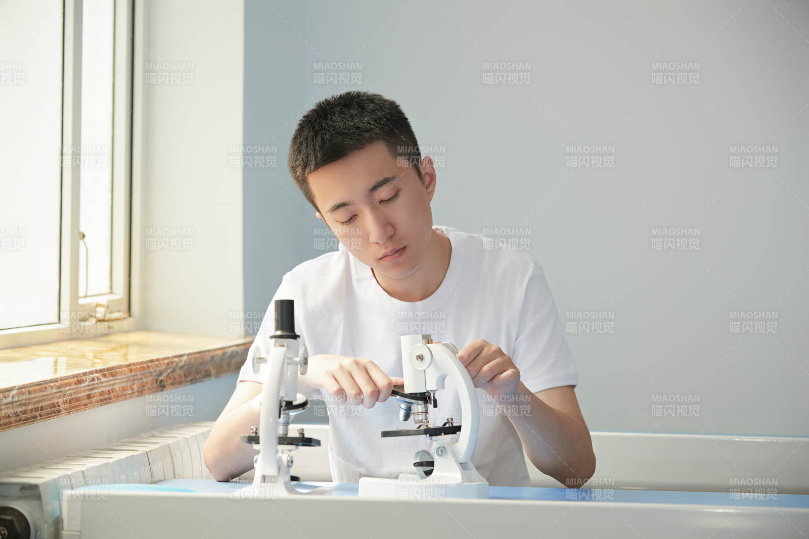 在教室里做实验的帅气青年男性图片