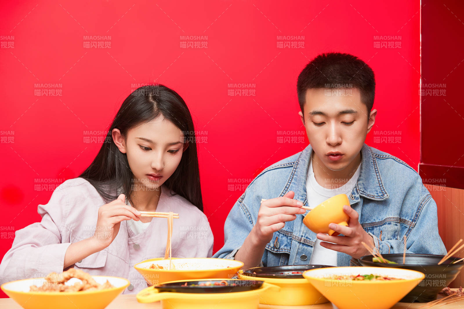 餐厅里吃饭的年轻情侣图片