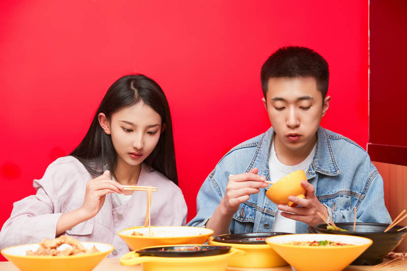 餐厅里吃饭的年轻情侣图片