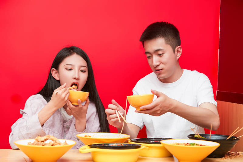 餐厅里吃饭的年轻情侣图片