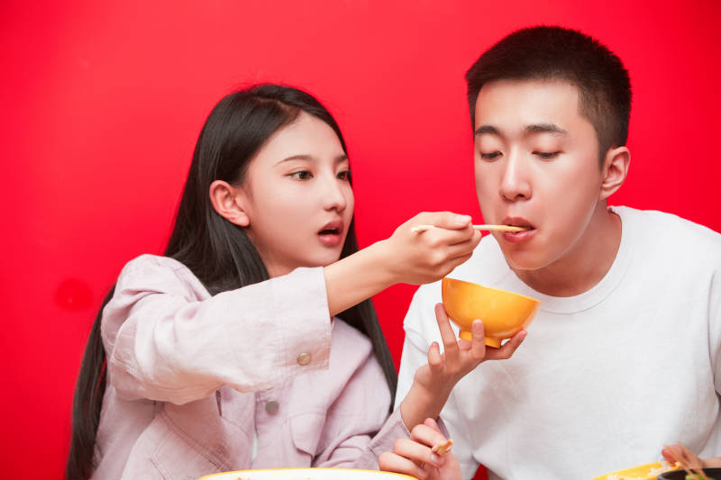 餐厅里吃饭的年轻情侣图片