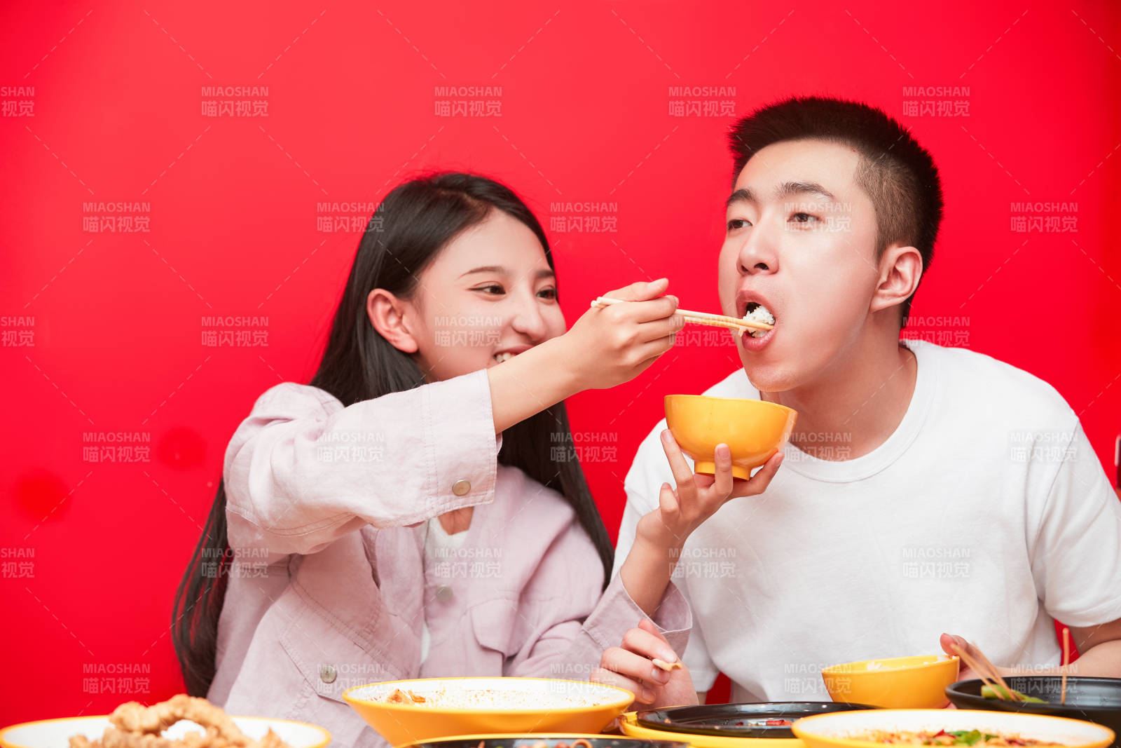 餐厅里吃饭的年轻情侣图片