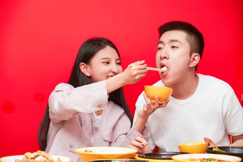 餐厅里吃饭的年轻情侣图片