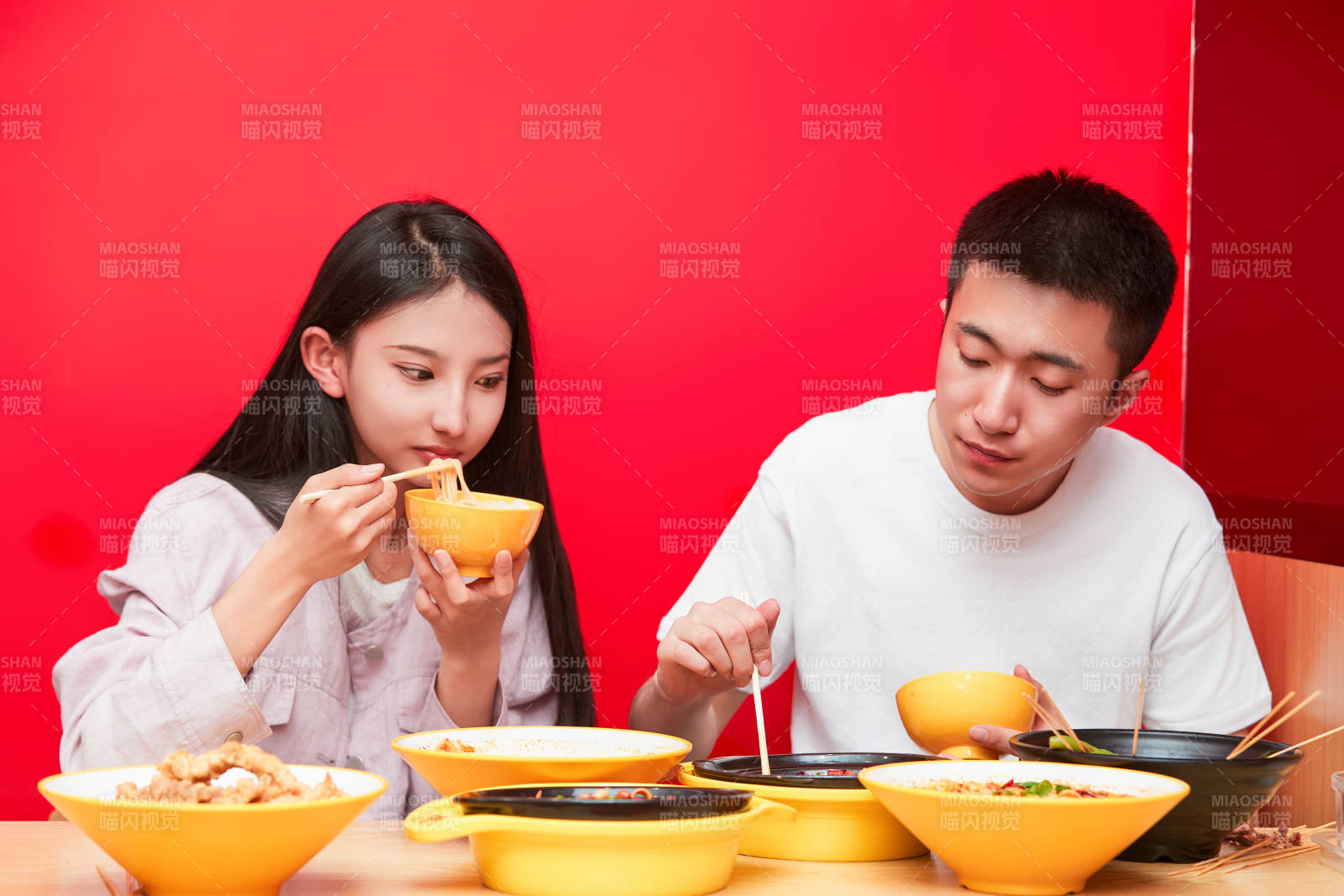 餐厅里吃饭的年轻情侣图片