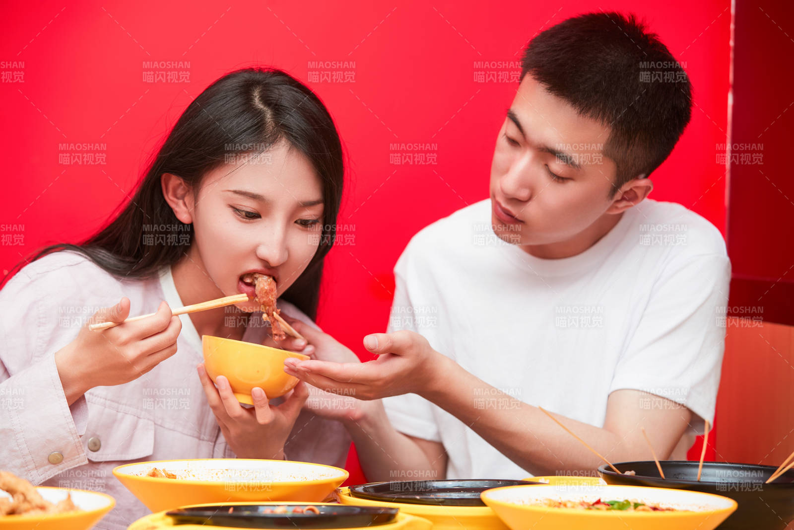 餐厅里吃饭的年轻情侣图片