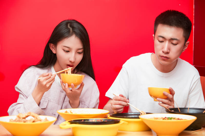 餐厅里吃饭的年轻情侣图片