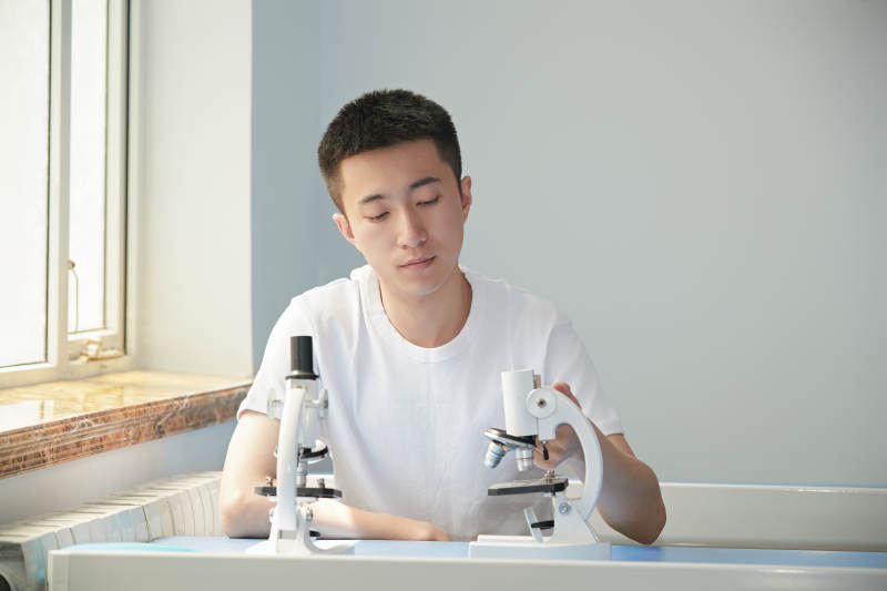 在教室里做实验的帅气青年男性图片