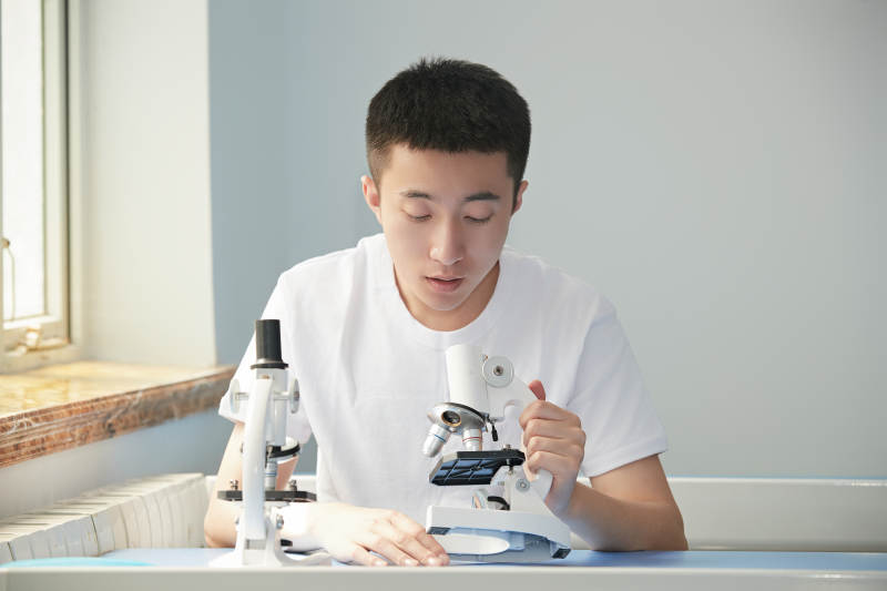 在教室里做实验的帅气青年男性图片