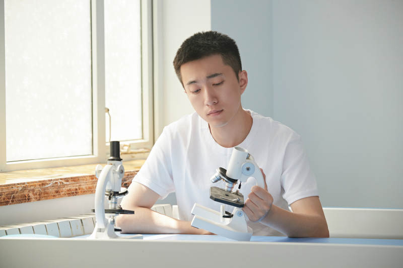 在教室里做实验的帅气青年男性图片