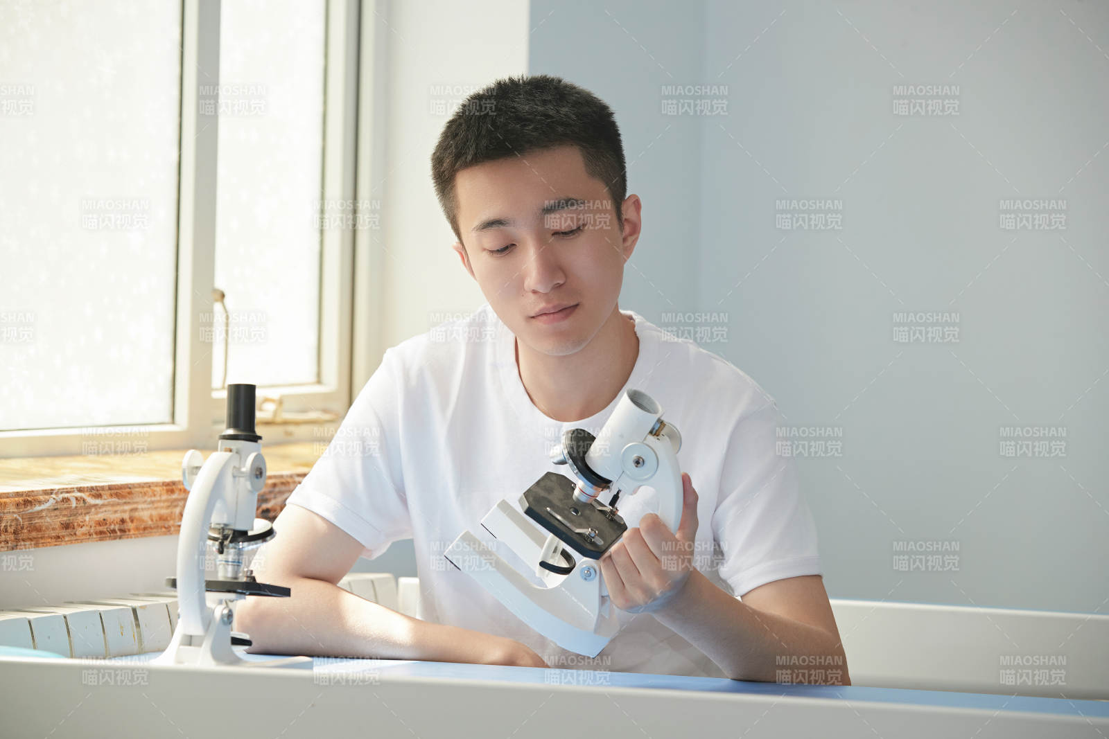 在教室里做实验的帅气青年男性图片