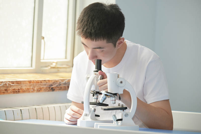 在教室里做实验的帅气青年男性图片