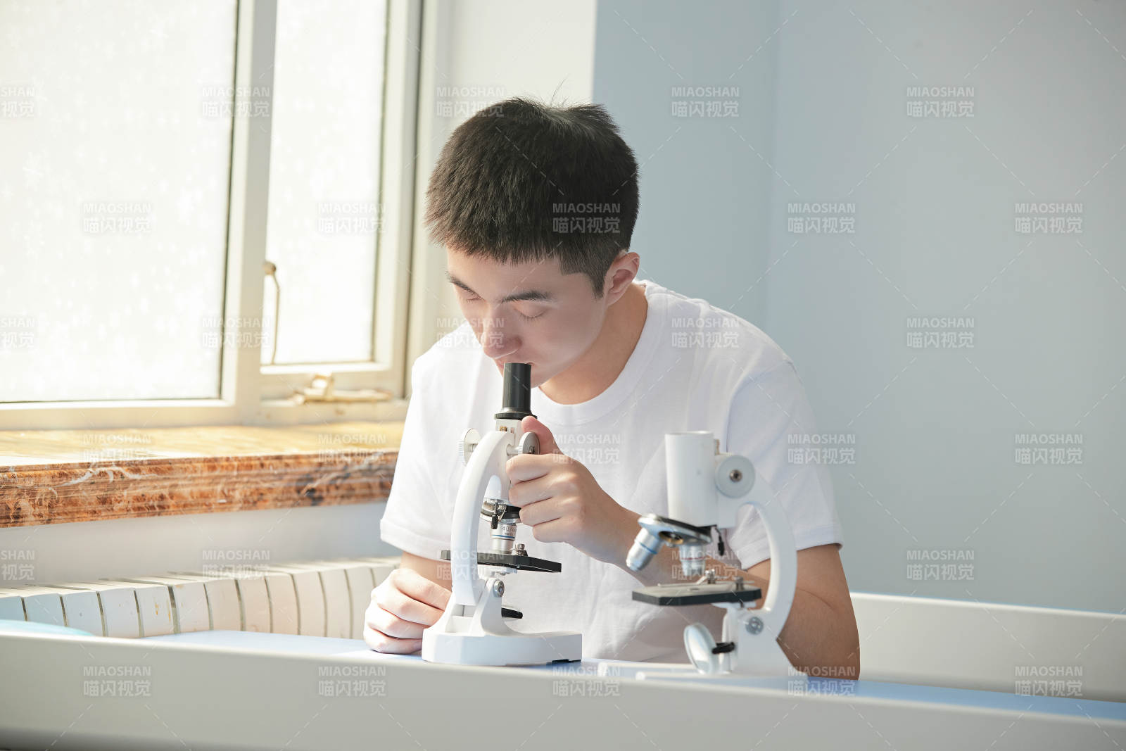 在教室里做实验的帅气青年男性图片