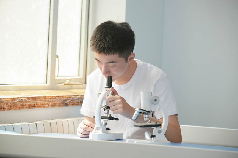 在教室里做实验的帅气青年男性图片