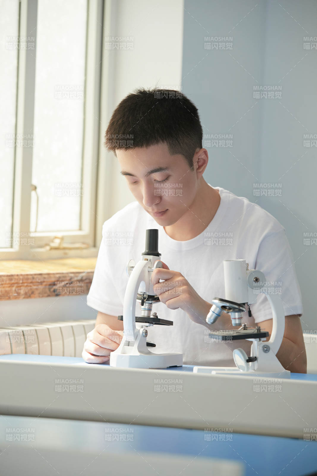 在教室里做实验的帅气青年男性图片