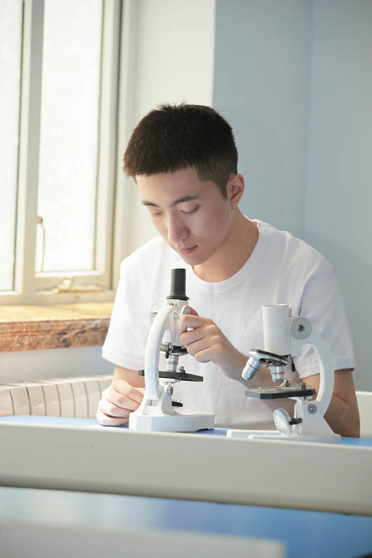 在教室里做实验的帅气青年男性图片