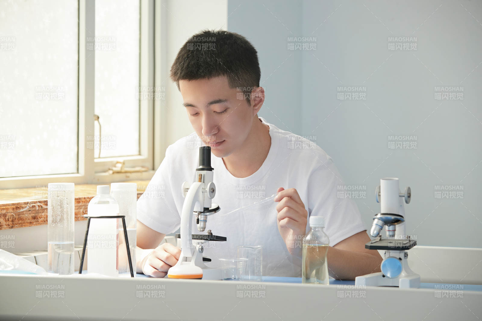 在教室里做实验的帅气青年男性图片