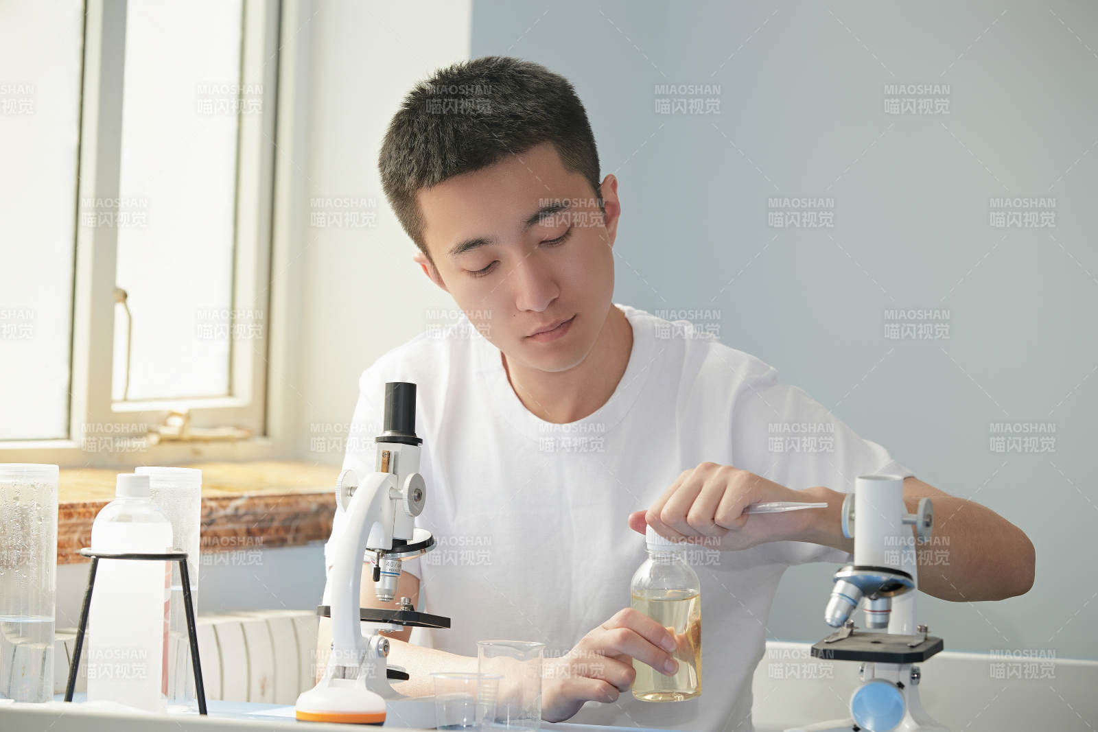 在教室里做实验的帅气青年男性图片