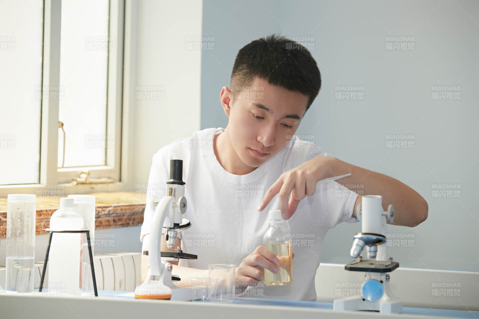 在教室里做实验的帅气青年男性图片