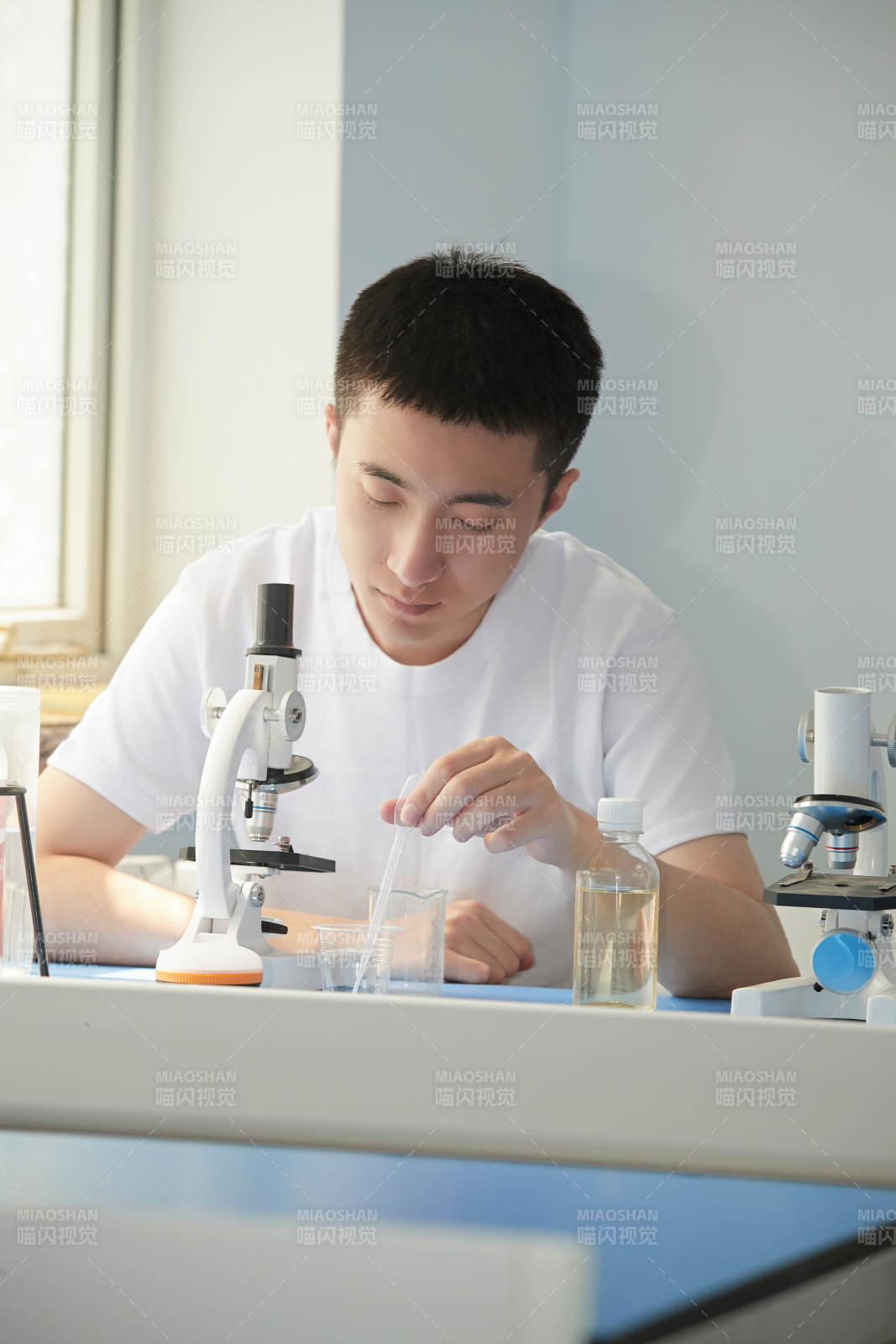 在教室里做实验的帅气青年男性图片