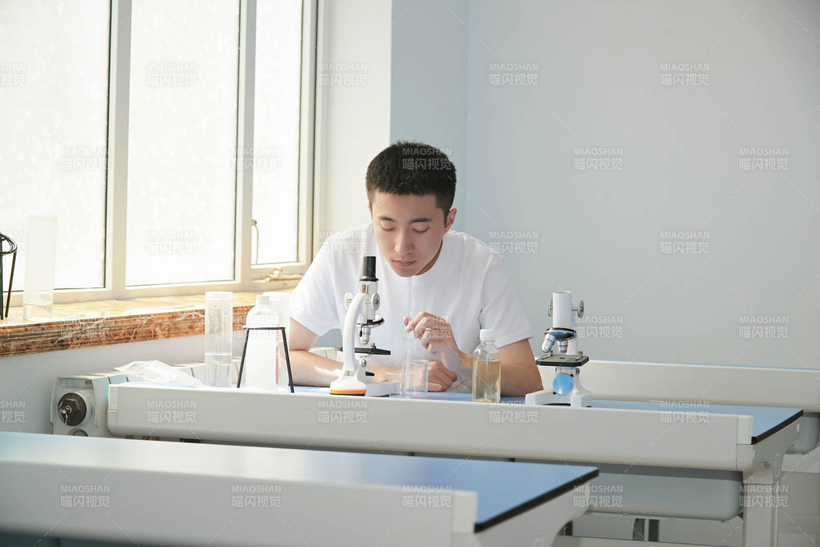 在教室里做实验的帅气青年男性图片