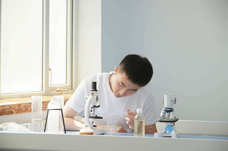 在教室里做实验的帅气青年男性图片