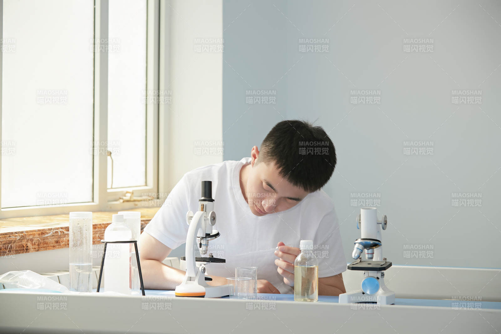 在教室里做实验的帅气青年男性图片