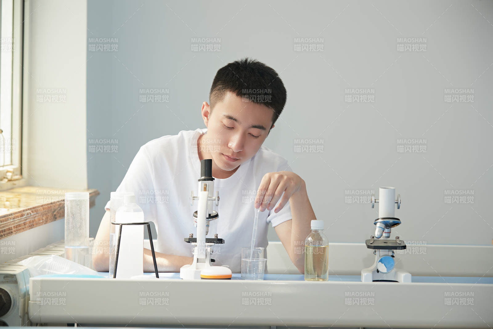 在教室里做实验的帅气青年男性图片