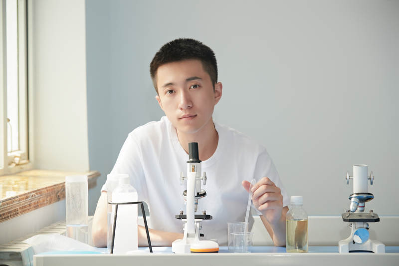 在教室里做实验的帅气青年男性图片