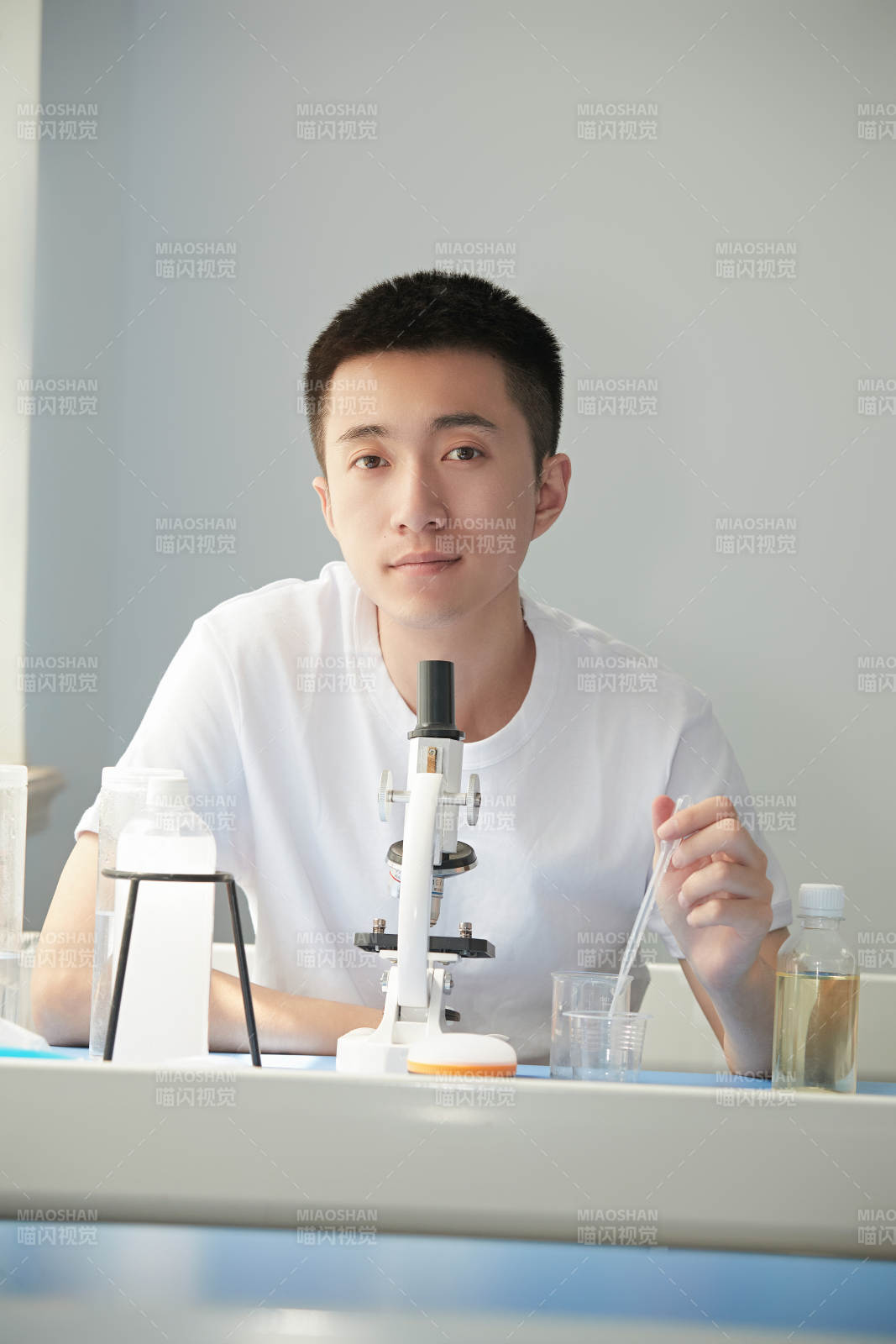 在教室里做实验的帅气青年男性图片