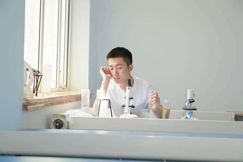 在教室里做实验的帅气青年男性图片