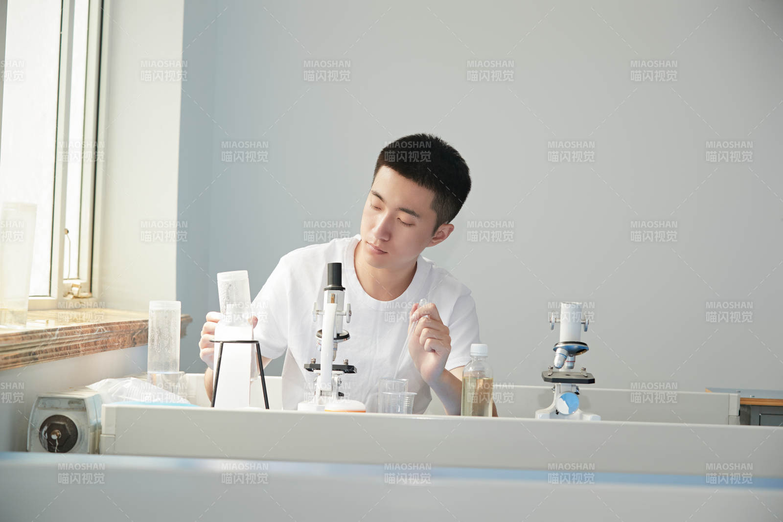 在教室里做实验的帅气青年男性图片