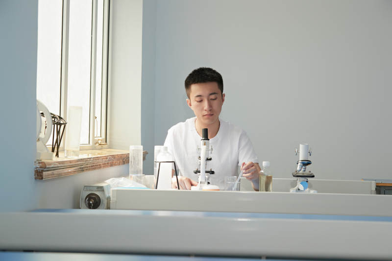 在教室里做实验的帅气青年男性图片