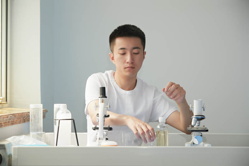 在教室里做实验的帅气青年男性图片