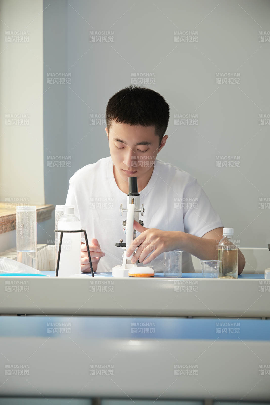 在教室里做实验的帅气青年男性图片