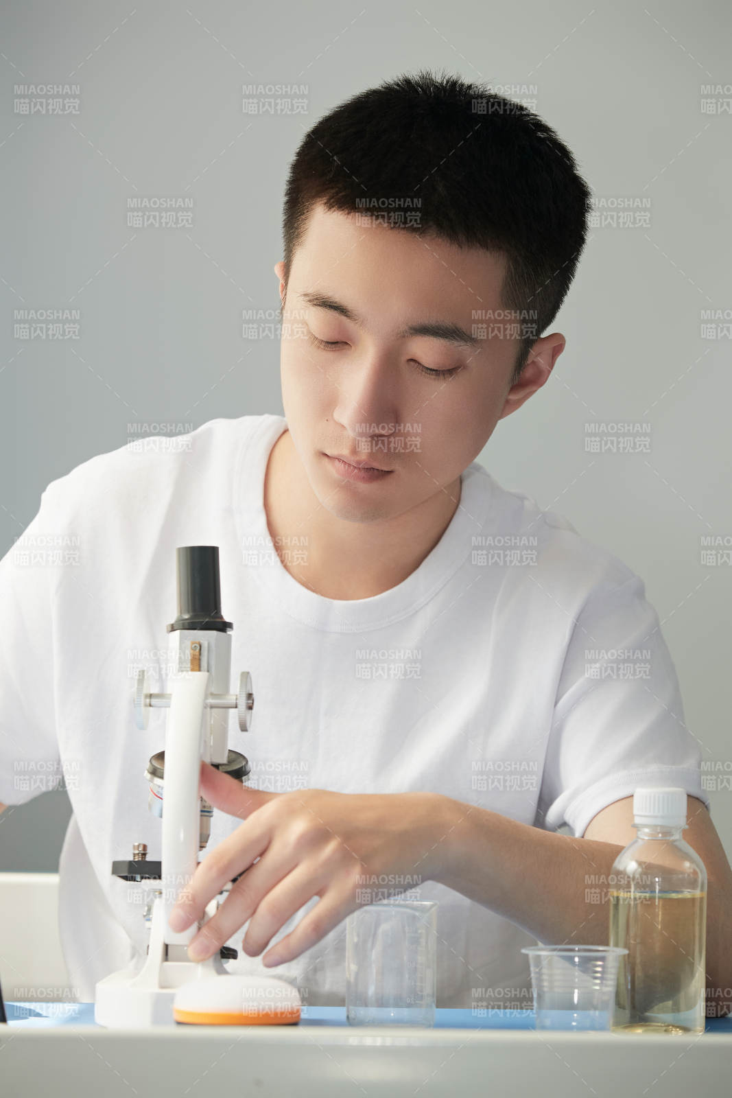 在教室里做实验的帅气青年男性图片