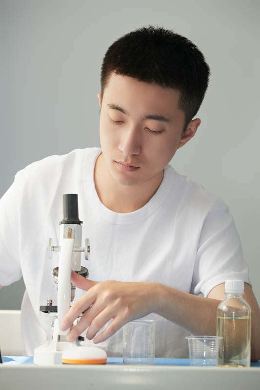 在教室里做实验的帅气青年男性图片