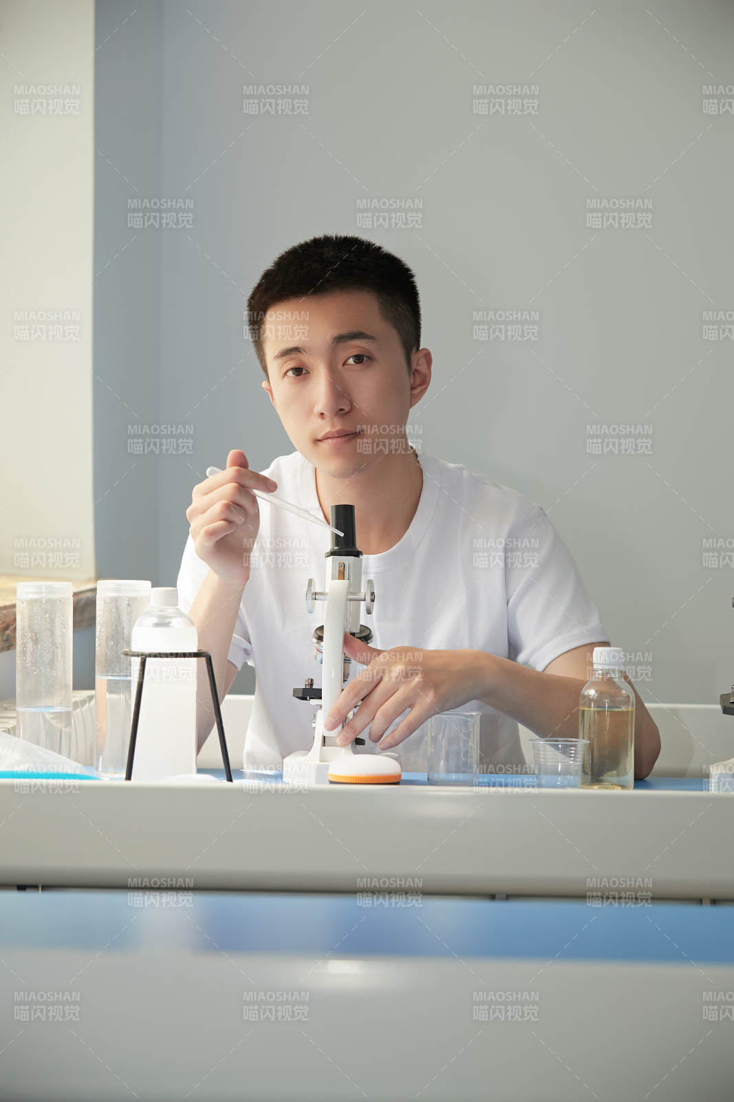 在教室里做实验的帅气青年男性图片