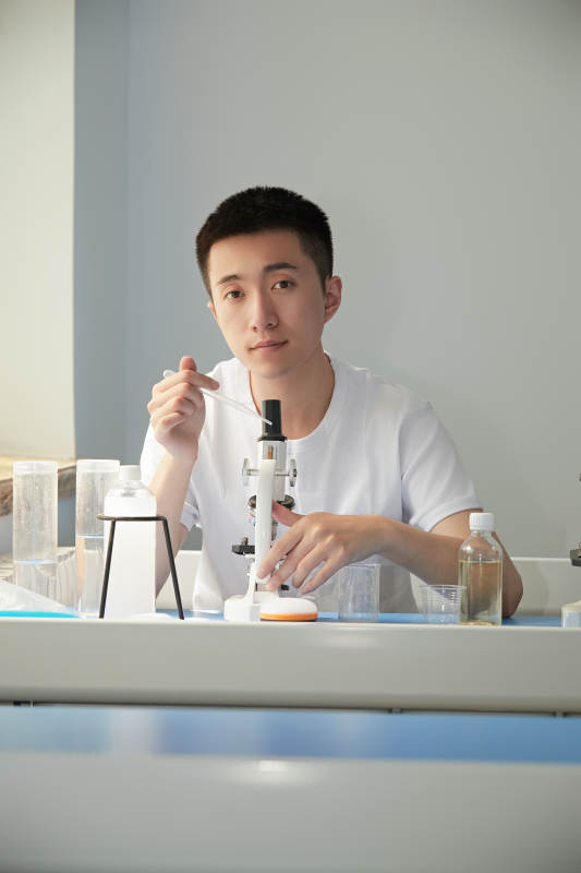 在教室里做实验的帅气青年男性图片