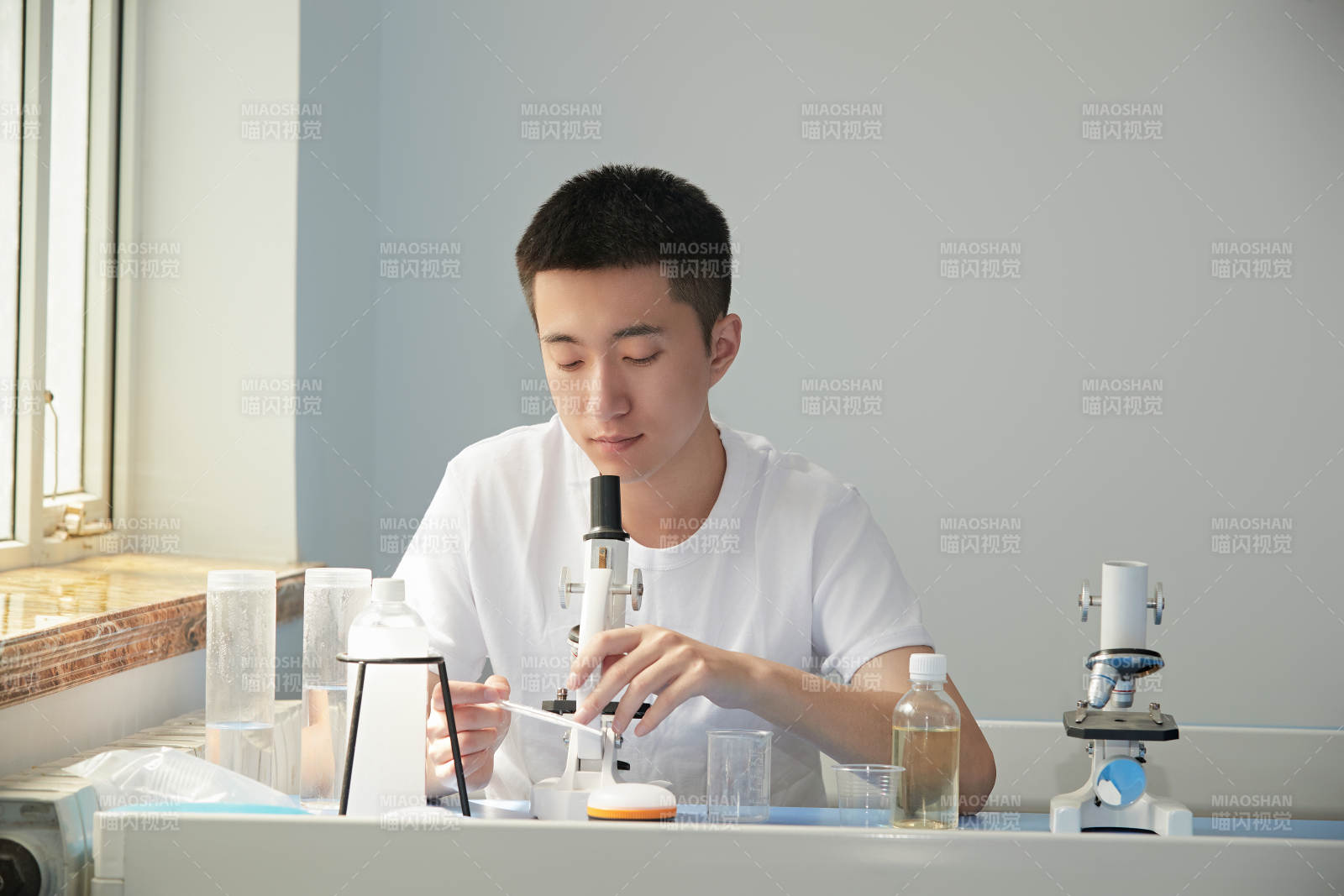 在教室里做实验的帅气青年男性图片